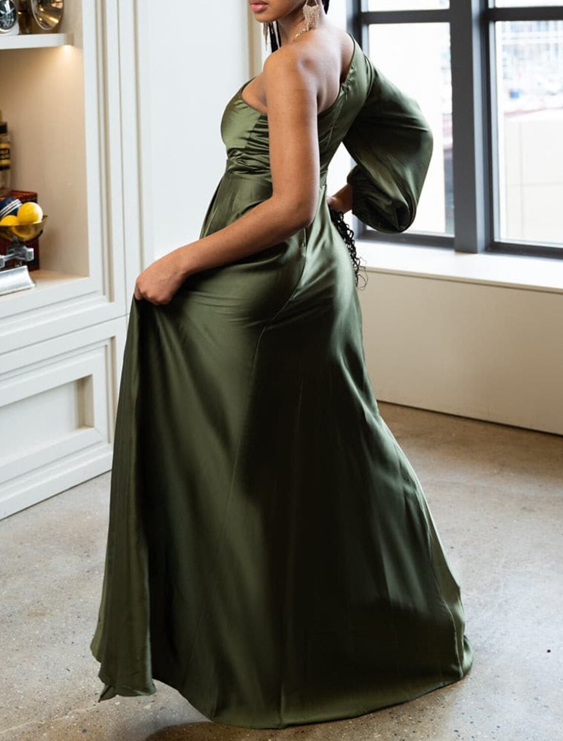 Abito da sera a trapezio, elegante, formale, natalizio, con strascico a ruota, manica lunga, monospalla, in raso con balze arricciate